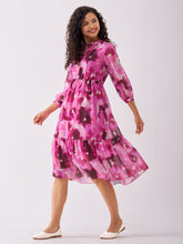 Robe à col en V en mousseline de soie rose clair à pois